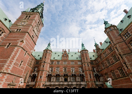 In Frederiksborg Slot Hof umgeben. Türme aus Backstein und Kupfer Dach umgibt den Besucher zum Innenhof Stockfoto