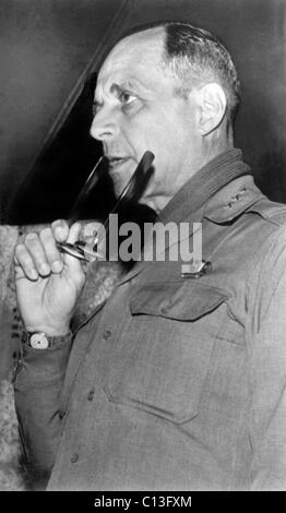 General Matthew Ridgway (1895 – 1993), Kommandant der UNO und US-Truppen in Korea, 1951 Stockfoto