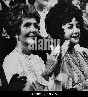 Reagan Vorsitz. Zukunft First Lady Nancy Reagan und Elizabeth Taylor bei der Republican National Convention, Detroit, Michigan, Juli 1980. Stockfoto