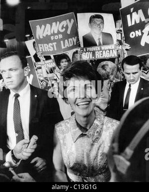 Zukunft First Lady Nancy Reagan bei der Republican National Convention, beobachten die Demonstration nach Reagans Nominierung als republikanischer Präsidentschaftskandidat. Zeichen zu lesen 'A bewiesen Winner - gov Reagan' und "Nancy für First Lady", Miami, Florida, 7. August 1968 Stockfoto