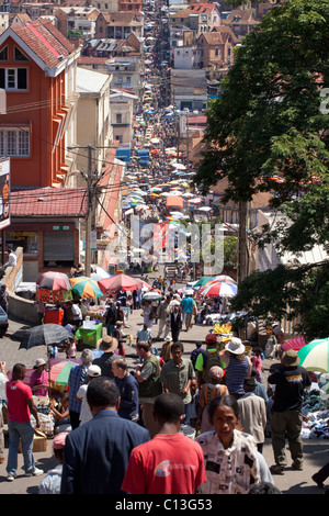 Antananarivo, oder Tana. Hauptstadt Madagaskars. Blick auf einen belebten Zoma (Markt) und Einkaufsstraße. Stockfoto