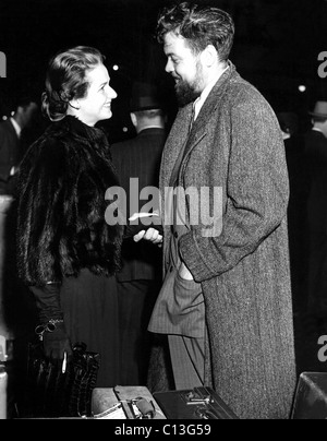 Orson Welles (rechts), mit seiner ersten Frau, Virginia Nicholson, nach ihrer Rückkehr aus Irland unmittelbar nach dem Ausbruch des zweiten Weltkriegs, 1941 Stockfoto