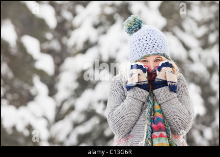 USA, Utah, Salt Lake City, Porträt der jungen Frau in Winterkleidung für Mund Stockfoto