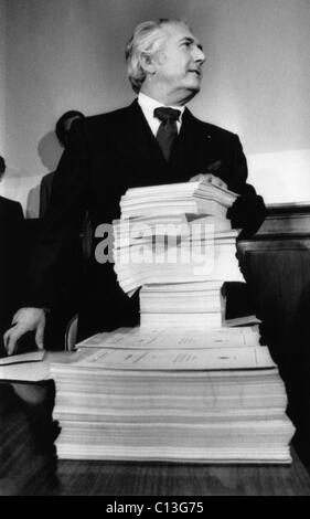 Nixon Präsidentschaft. Politiker (und Haus Justiz Committee Chairman) Peter Rodino Bewertungen Papiere Grüße U.S. Präsident Richard Nixons Amtsenthebung Anfrage, Washington, D.C., 1974. Stockfoto