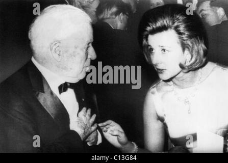 Prinzessin Alexandra (rechts), der britischen Königsfamilie und Regisseur Charlie Chaplin (links), nach der Premiere von A Gräfin von HONG KONG im Savoy Hotel, London, 6. Januar 1967. Stockfoto