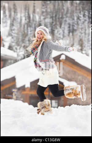 USA, Utah, Salt Lake City, junge Frau, die zu Fuß durch Schnee im resort Stockfoto