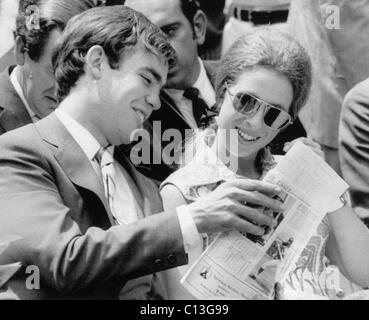 Prinzessin Anne (rechts), lernt etwas über Baseball von David Eisenhower, ein Washington - California Spiel im Robert F. Kennedy Stadium, Juli 1970. Stockfoto