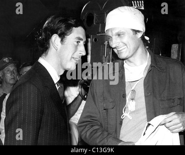 Prinz CHARLES, besuchen die Reihe seiner Lieblings-TV-show MASH, plaudert mit Alan Alda, 1977 Stockfoto