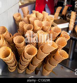 Gelagerten Waffelkegeln. Eine anstrengende Nyhaven Eisdiele hortet unzählige frische Waffel Kegel. Stockfoto