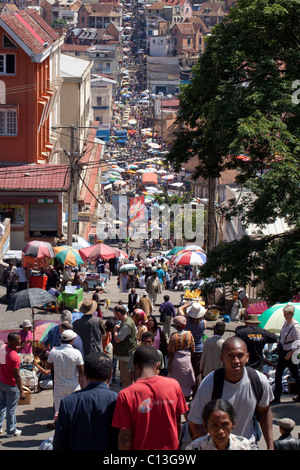 Antananarivo, oder Tana. Hauptstadt Madagaskars. Blick auf einen belebten Zoma (Markt) und Einkaufsstraße. Stockfoto