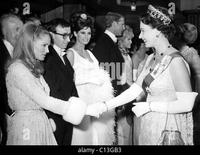 Königin ELIZABETH II schüttelt Hände w/Ursula Andress nach Woody Allen, Raquel Welch, James Fox & Suzannah Leigh nach BORN FREE, 15.03.66. Stockfoto