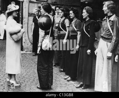 Queen Elizabeth (links), die ehemalige Duchess of York, besucht die Garagen von der London Ambulance Service und plaudert mit Freiwilligen Frauen, 17. September 1939. Stockfoto