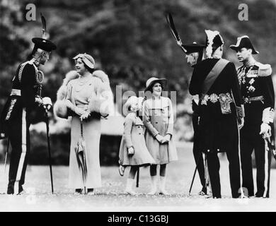 Queen Sie Elizabeth (zweiter von links), der ehemaligen Herzogin von York, Prinzessin Margaret Rose (Mitte), Prinzessin (und späteren Königin) Elizabeth II (rechts von der Mitte), König George VI (rechts), ca. 1937. Stockfoto