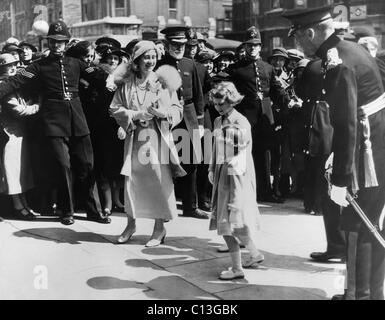 Königinmutter Elizabeth (Mitte links), die ehemalige Duchess of York und ihre Kinder, Prinzessin Margaret Rose (vorne, rechts von der Mitte) und Prinzessin (und zukünftige Königin) Elizabeth II (hinten, rechts von der Mitte), Teilnahme an einem königlichen Turnier in Olympia, London, ca. 1935. Stockfoto