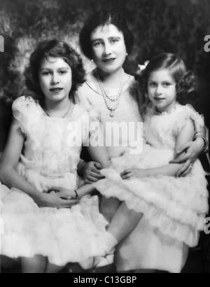 Königinmutter Elizabeth (Mitte) und ihre Kinder, Prinzessin (und späteren Königin) Elizabeth II (links) und Prinzessin Margaret Rose (rechts), am 11. Geburtstag Prinzessin Elizabeth, 21. April 1937. Stockfoto