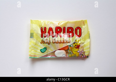 Paket von Haribo Jelly Bunnies Süßigkeiten für Ostern isoliert auf weißem Hintergrund - bereit für Ostern Stockfoto