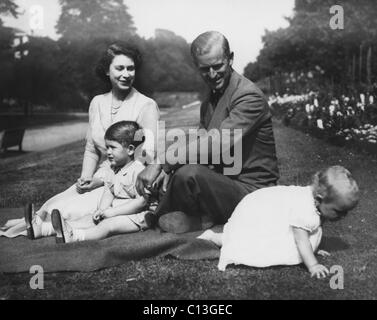 Britische königliche Familie. Von links: zukünftige Königin von England Prinzessin Elizabeth, zukünftigen Stonecroft Prinz Charles, Prinz Philip, Duke of Edinburgh, zukünftige Princess Royal Englands Prinzessin Anne, London, England, 1951. Stockfoto