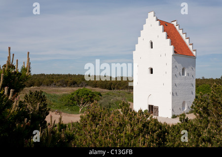 Tilsandede Kirke oder Buried-Kirche in den Dünen in der Nähe von Skagen. Der neue Eingang zur unterirdischen Kirche ist hoch oben und auf der Rückseite Stockfoto