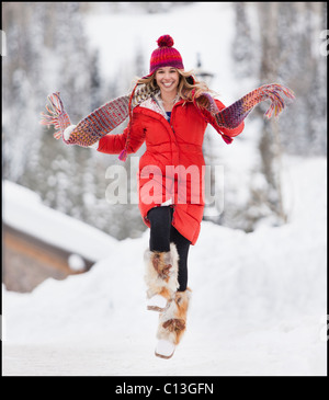 USA, Utah, Salt Lake City, Porträt der jungen Frau im Schnee überspringen Stockfoto