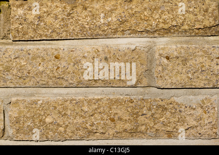 Gefälschte Sandstein Gartenmauer hautnah Hintergrund. Stockfoto