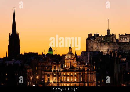 Edinburgh Castle und der Bank of Scotland HQ, Edinburgh, Schottland, UK. Stockfoto