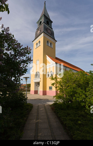 Sagen Kirke in traditionellen Skagen gelb mit Weg. Die Kirche in Skagen ist die gleichen hellen Farben wie der Stadt gemalt. Stockfoto