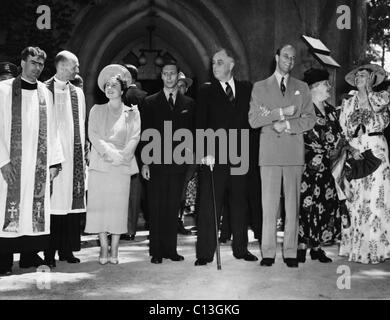 FDR Präsidentschaft. Von links: Reverend A. Raymond Smith, Reverend Frank Wilson, British Queen Elizabeth (zukünftige Königin-Mutter), britischen König George VI, US-Präsident Franklin Delano Roosevelt, James Roosevelt, Sara Roosevelt, First Lady Eleanor Roosevelt, St. James Episcopal Church, Hyde Park, New York, ca. 1930er Jahre. Stockfoto
