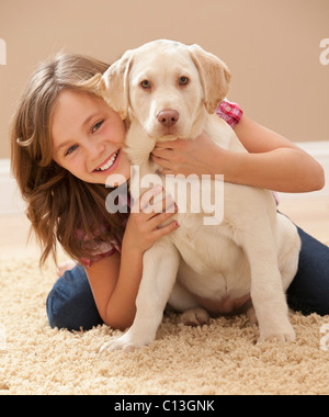 USA, Utah, Lehi, Porträt von umfassenden Labrador Mädchen (10-11) auf Teppich Stockfoto