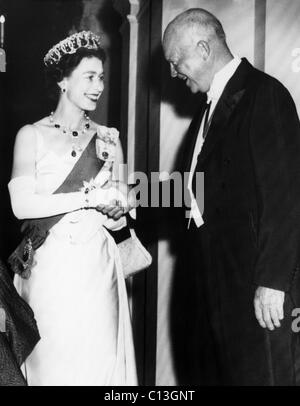 Britisches Königshaus. Königin Elizabeth II von England begrüßte uns Präsident Dwight Eisenhower, die britische Botschaft, Washington, D.C., 1957. Stockfoto