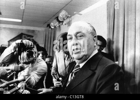 Chicago Bürgermeister Richard Daley auf einer Pressekonferenz am Morgen nach seiner demokratischen Maschine war aufgeregt in der Grundschule von einem Mann, die, den das Party Ticket, Cook County State Anwalt Edward Hanrahan Daley entzogen hatte. Daley sagte, "Werde ich unterstützen Edward Hanrahan mit den Elan und die Begeisterung, die ich habe." Chicago, Illinois, 22. März 1972 Stockfoto