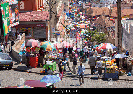 Antananarivo, oder Tana. Hauptstadt Madagaskars. Blick auf einen belebten Zoma (Markt) und Einkaufsstraße. Stockfoto