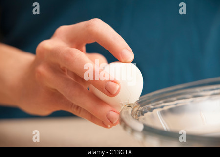 USA, Utah, Lehi, Womans Hände krachend Ei Stockfoto