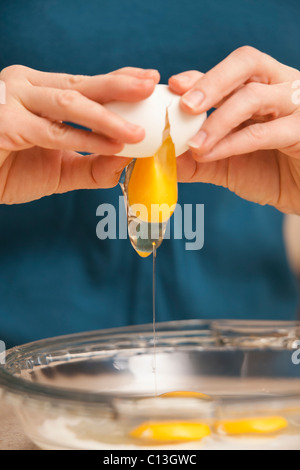 USA, Utah, Lehi, Womans Hände krachend Eiern Stockfoto