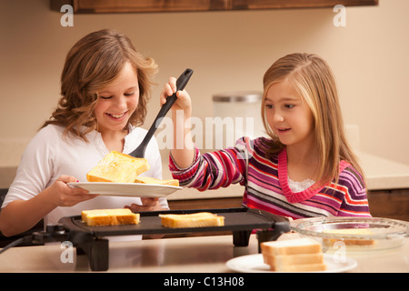 USA, Utah, Lehi, zwei Mädchen (10-11) Vorbereitung toast in Küche Stockfoto