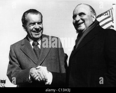 1973 US-Präsidentschaft, internationale Beziehungen. US-Präsident Richard Nixon trifft sich mit französischen Präsidenten Georges Pompidou in Reykjavik, Island, 1973. Stockfoto