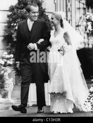 1971 US-Präsidentschaft, Nixon Familie. US-Präsident Richard Nixon eskortierende Tochter Tricia Nixon White House Rose Garden, kurz vor ihrer Heirat mit Edward Cox, Washington D.C., 12. Juni 1971. Stockfoto