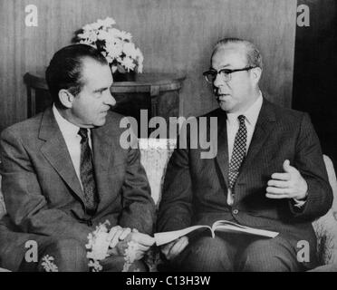 1969 US-Präsidentschaft, Schrank. US-Präsident Richard Nixon Treffen mit Arbeitsministerin (zukünftige Secretary Of State) George Shultz im San Clemente, Kalifornien, 1969. Stockfoto