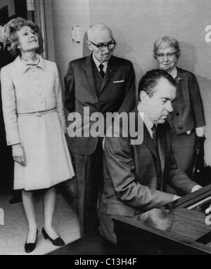 US-Präsidenten. US-Präsident Richard Nixon spielt Klavier für ehemalige US-Präsident Harry Truman. Von links: First Lady Patricia Nixon, Harry Truman, Richard Nixon, ehemalige First Lady Bess Truman, ca. 1970er Jahre Stockfoto