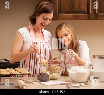 USA, Utah, Lehi, Mutter mit Tochter (10-11) in Küche Backen Stockfoto