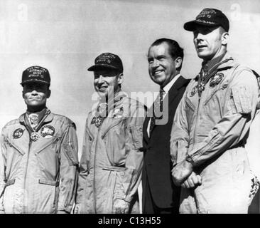 Nixon Präsidentschaft. US-Präsident Richard Nixon stellt mit den Astronauten von Apollo 13, wie sie die Medal Of Freedom erhalten. Von links: Fred Haise, James Lovell, John Swigert, Nixon, Honolulu, Hawaii, 1970. Stockfoto