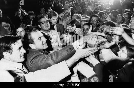 Nixon Präsidentschaft. US-Präsident Richard Nixon an einer Kampagne-Haltestelle. Links: Senatorischen Kandidat (und späteren US-Senator) John Chafee. Richtig, mit Brille: Rhode Island gubernatorial Anwärter Herbert DeSimone. Providence, Rhode Island, 1972. Stockfoto