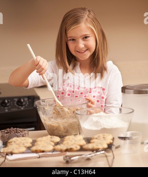 USA, Utah, Lehi, Porträt von Mädchen (10-11) backen Kekse in Küche Stockfoto