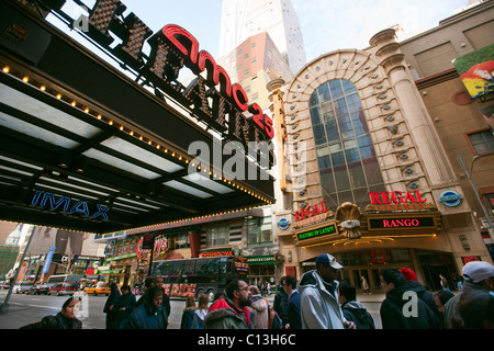 Das AMC 25 Imperium und die königliche Kinos auf dem Times Square in New York auf Samstag, 5. März 2011 zu sehen. (© Richard B. Levine) Stockfoto