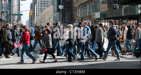 Fußgänger in New York überqueren Sie eine Kreuzung an der West 42nd Street auf Samstag, 5. März 2011. (© Richard B. Levine) Stockfoto
