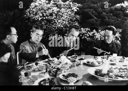 Nixon Präsidentschaft. US-Präsident Richard Nixon bei einem Bankett in der großen Halle des Volkes in Peking, China. Der chinesische Ministerpräsident Zhou Enlai Nixon das Recht, 1971. Stockfoto