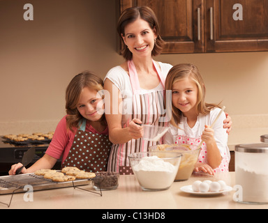 Porträt der Mutter Backen mit Töchtern (10-11) in Küche, Lehi, Utah, USA Stockfoto