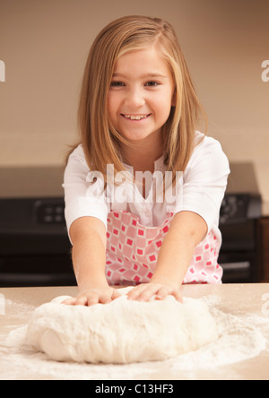 USA, Utah, Lehi, Porträt von Mädchen (10-11) kneten Teig in Küche Stockfoto