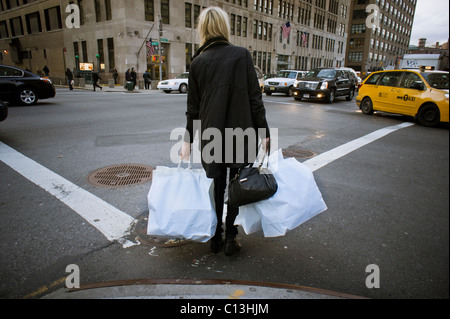 Eine Frau in New York mit ihren Einkaufstüten beladen ist auf Samstag, 5. März 2011 zu sehen. (© Richard B. Levine) Stockfoto