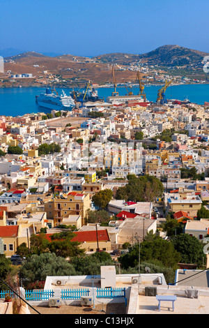 Ermoupolis oder Hermoupolis Hafen & Port, Syros [Σύρος], griechischen Kykladen-Inseln Stockfoto