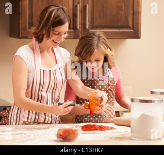 USA, Utah, Lehi, Mutter und Tochter (10-11) Vorbereitung Pizza in Küche Stockfoto